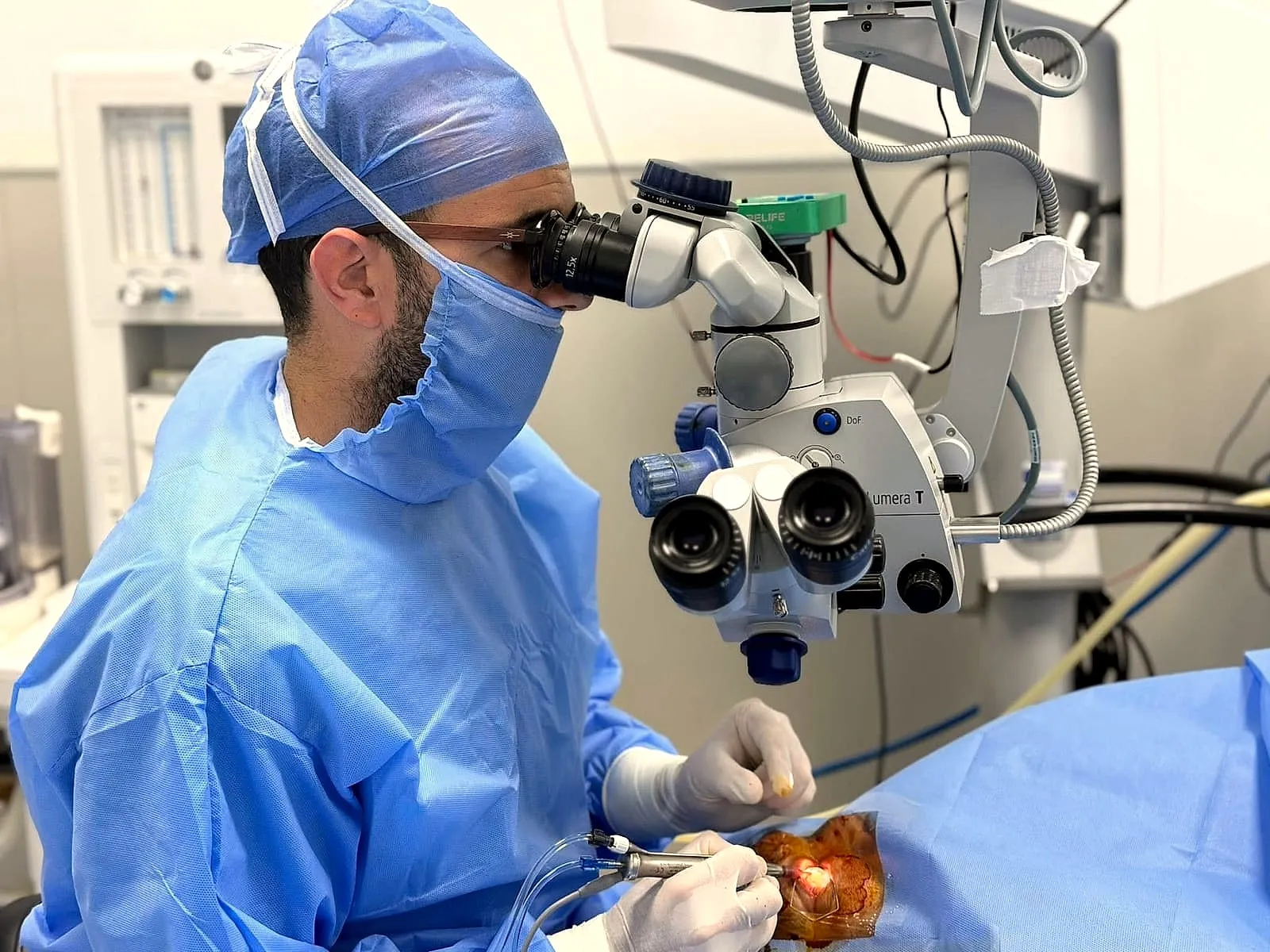 Le Dr Moussa au bloc opératoire sous microscope opératoire Zeiss