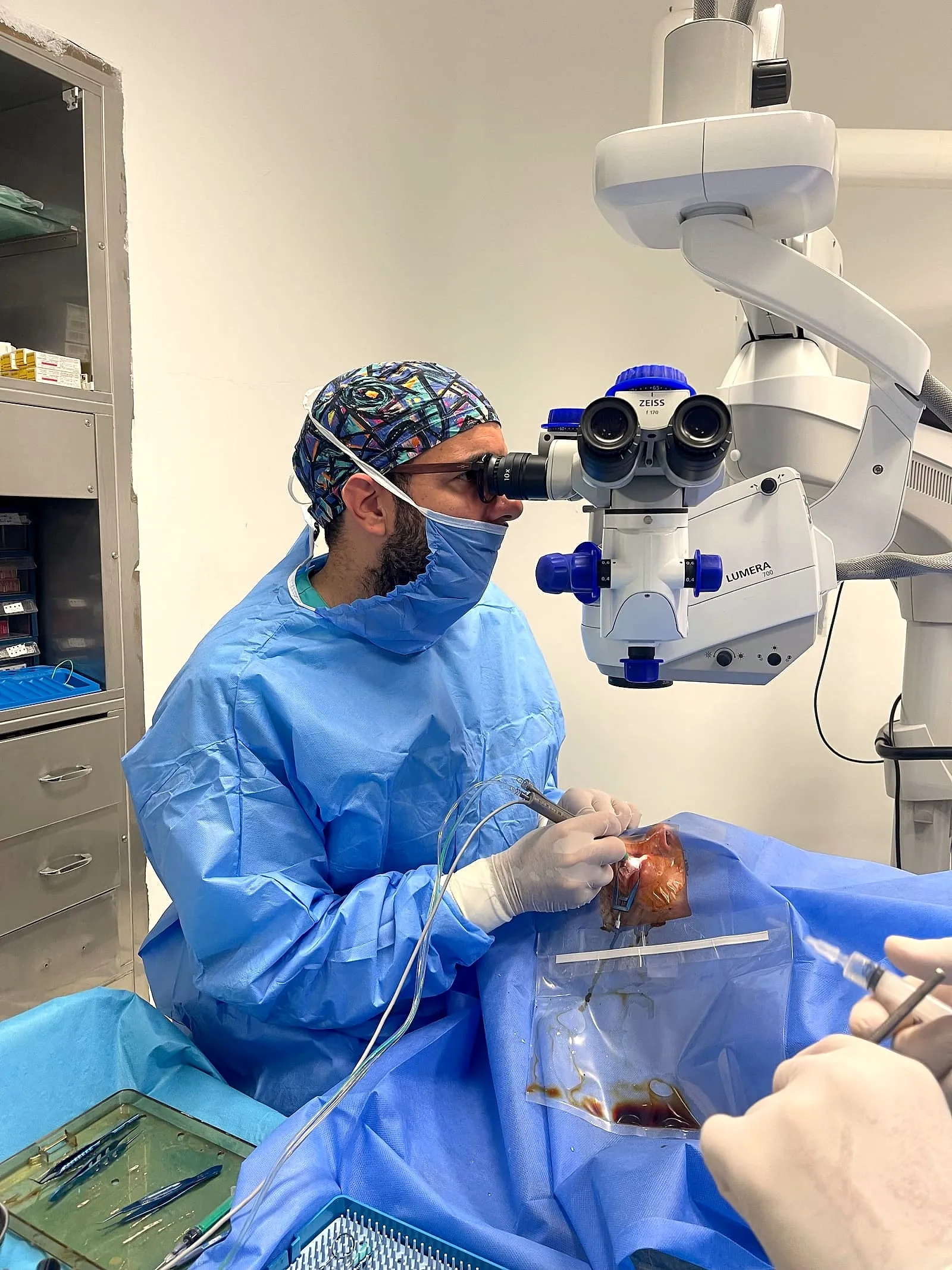 Le Dr Moussa au bloc opératoire pendant une intervention de chirurgie oculaire