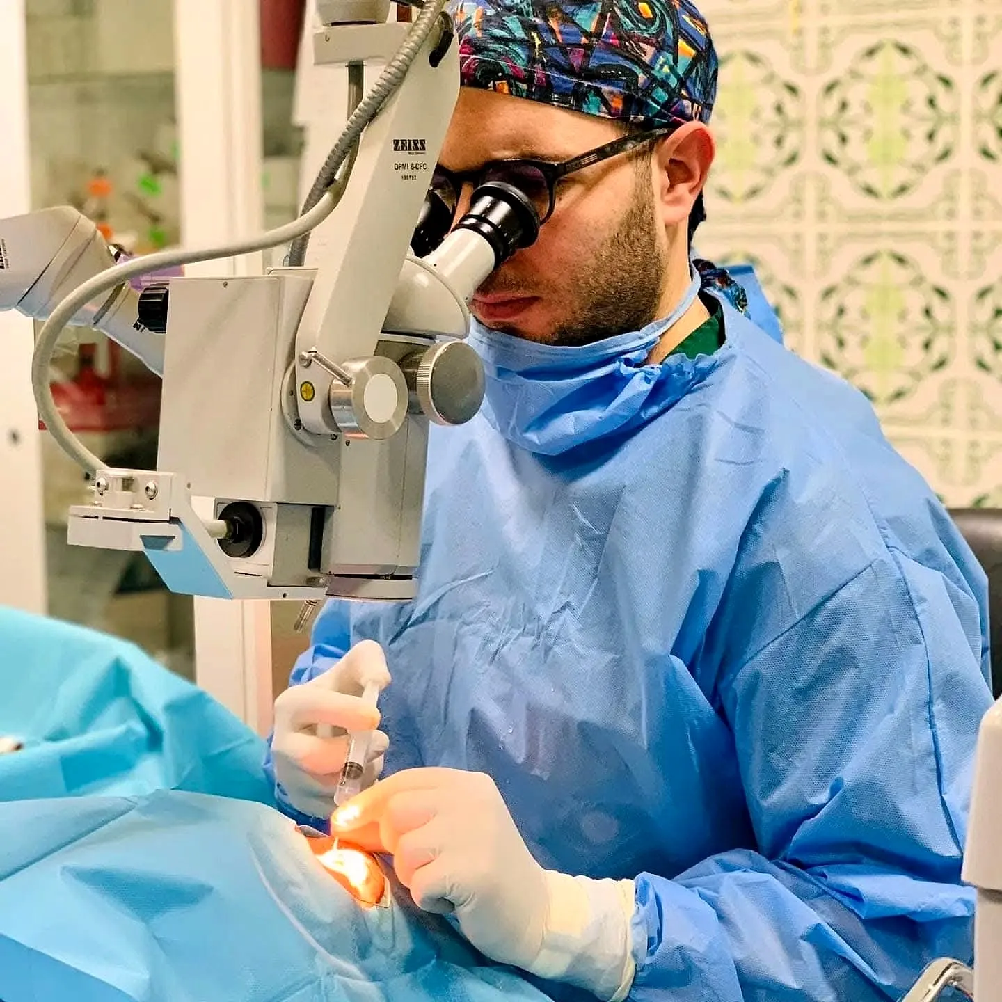 Le Dr Moussa concentré pendant une intervention de chirurgie oculaire