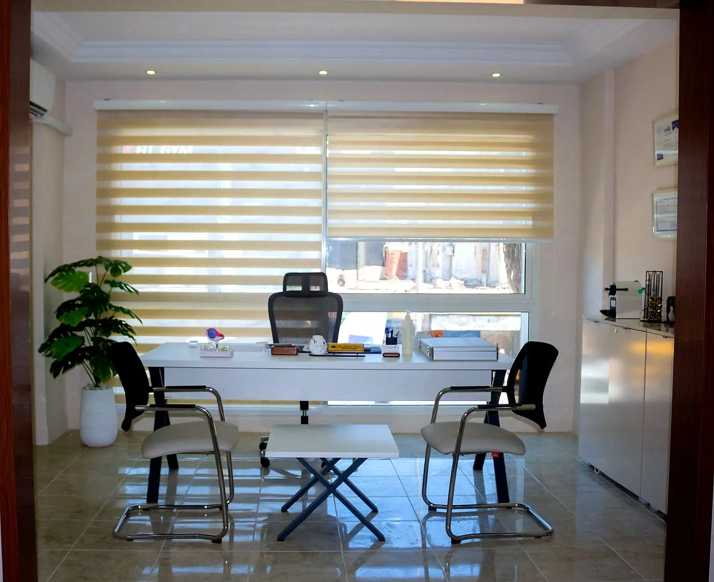 Bureau du Dr Mohamed Moussa avec ses diplômes et certifications