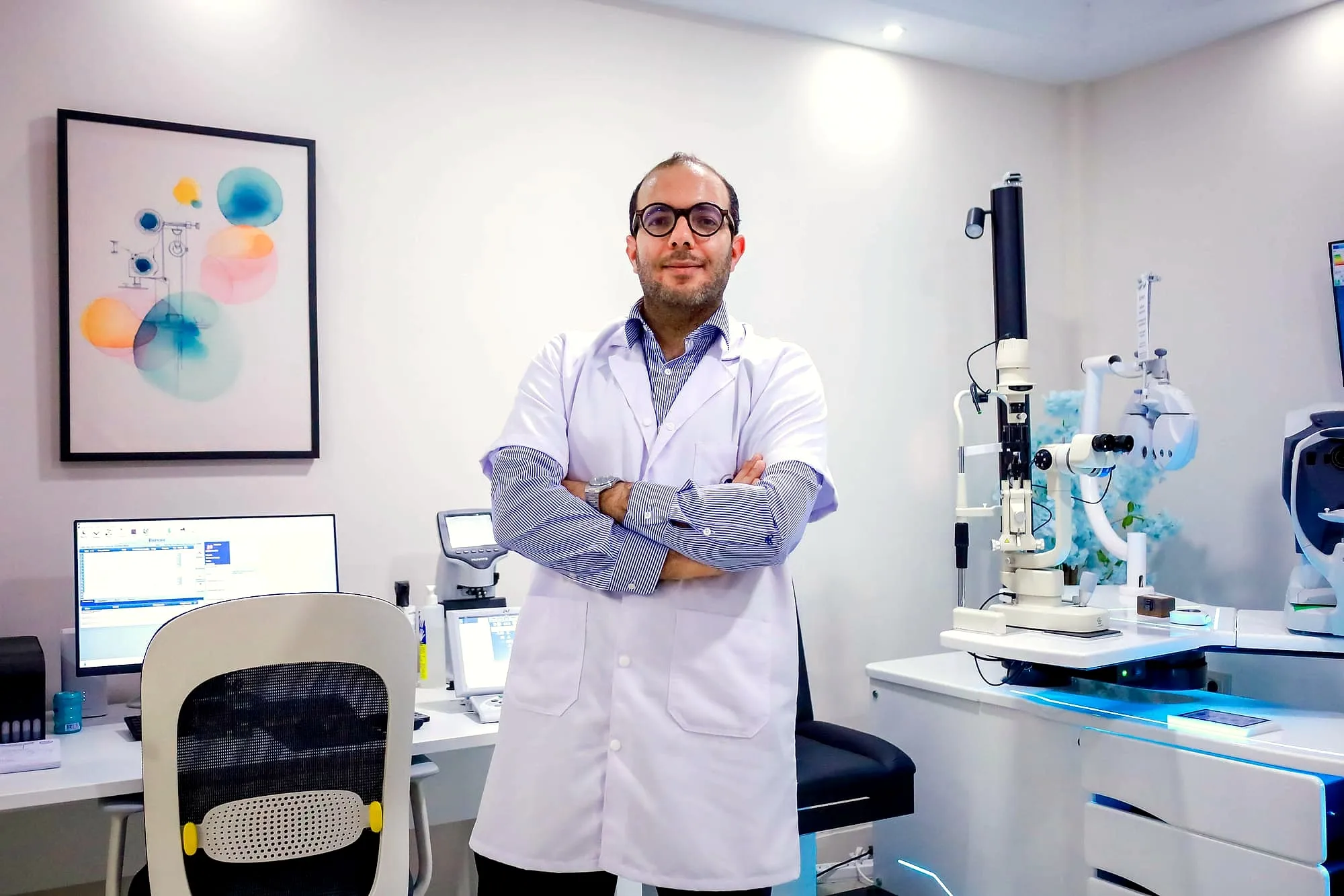 Le Dr Mohamed Moussa dans sa salle de consultation équipée