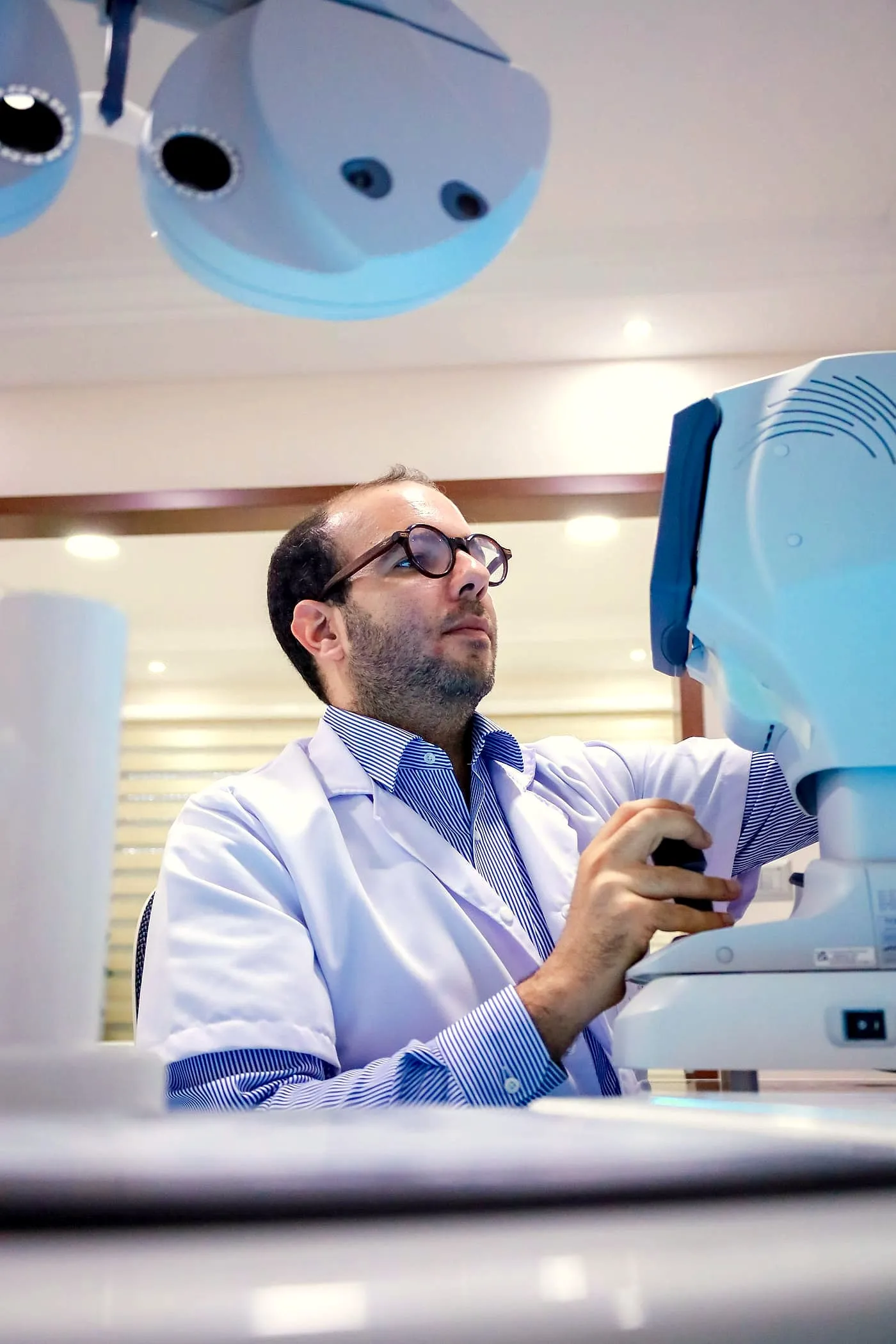 Le Dr Moussa aux commandes d'un instrument de mesure NIDEK