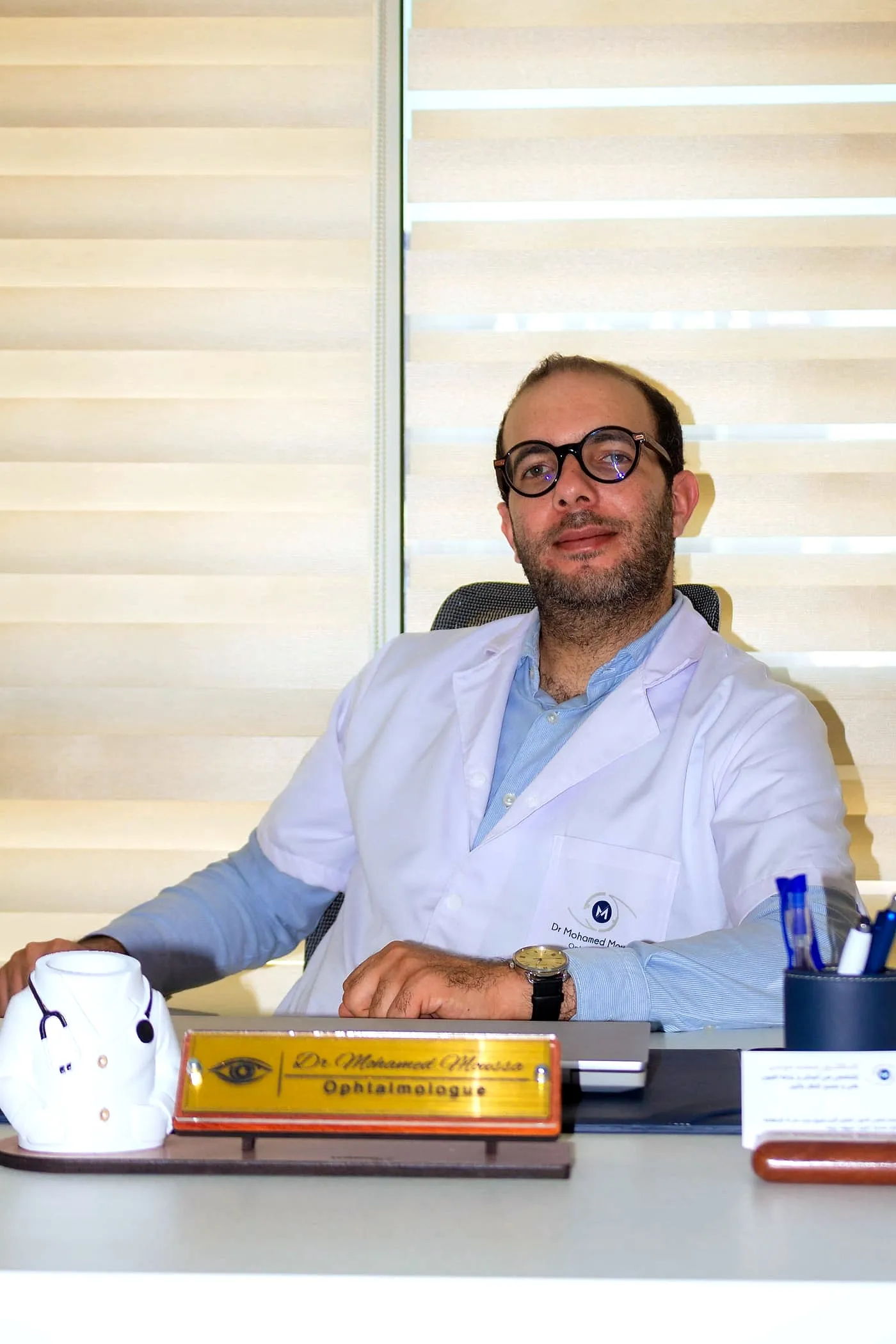 Portrait du Dr Mohamed Moussa à son bureau